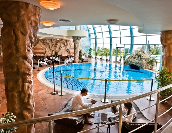 Бассейн - Отель Respect Hall Resort & SPA / Респект Холл Резорт & СПА